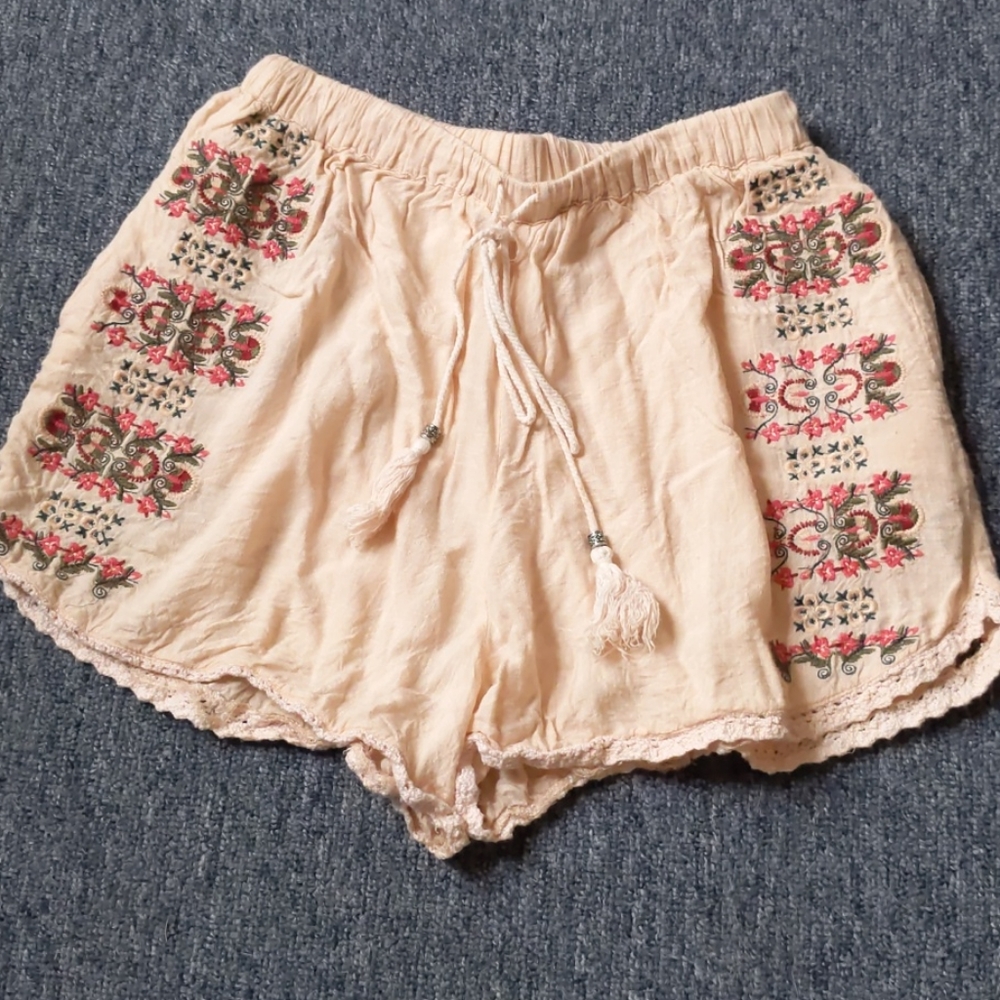 Angie casual pink embroidered shorts